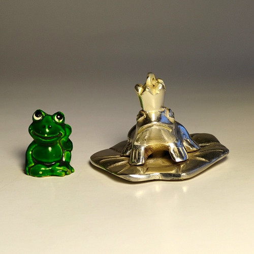 Metal toad figurine - figurine, on